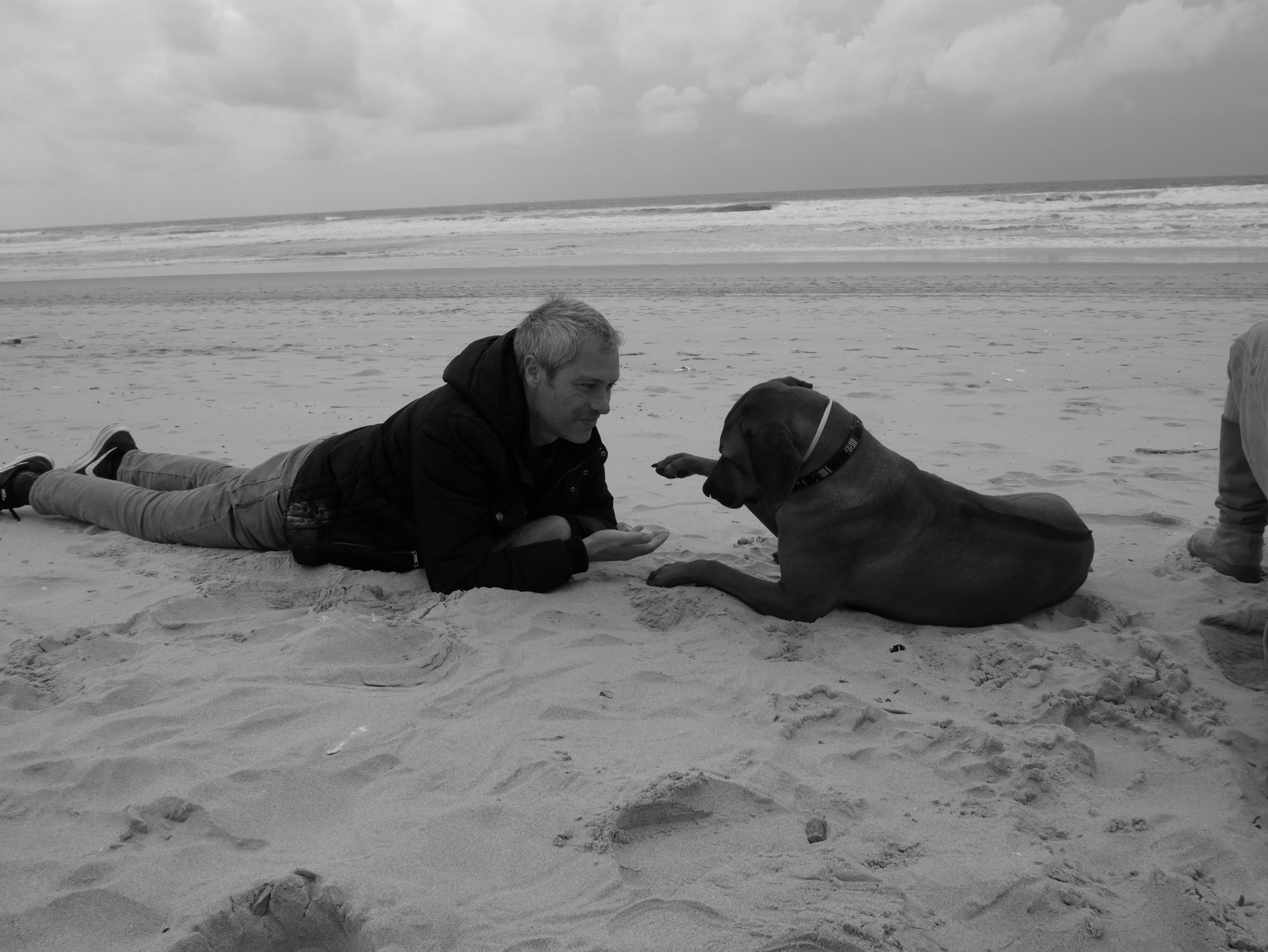 Jorge Estévez con su perro en la playa